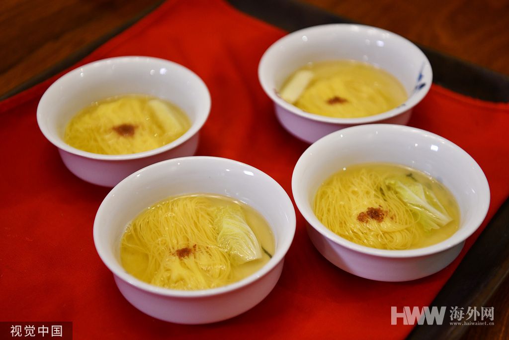 成都：川菜大师秀绝活 坐杠大刀烹金丝小面