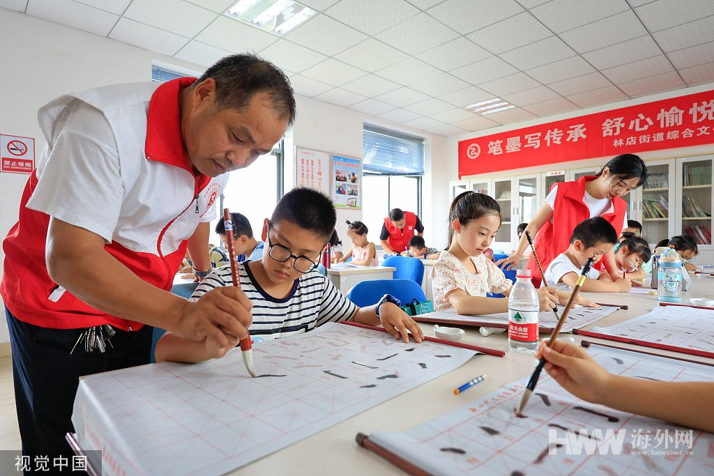 合肥：志愿者爱心课堂教书法 护航职工子女乐享暑假