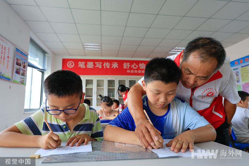合肥：志愿者爱心课堂教书法 护航职工子女乐享暑假