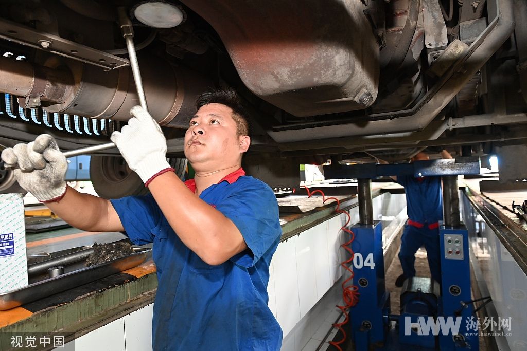 重庆：工人冒高温检修车辆 保障市民出行安全