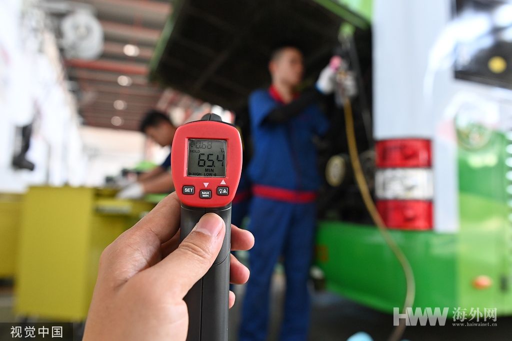 重庆：工人冒高温检修车辆 保障市民出行安全