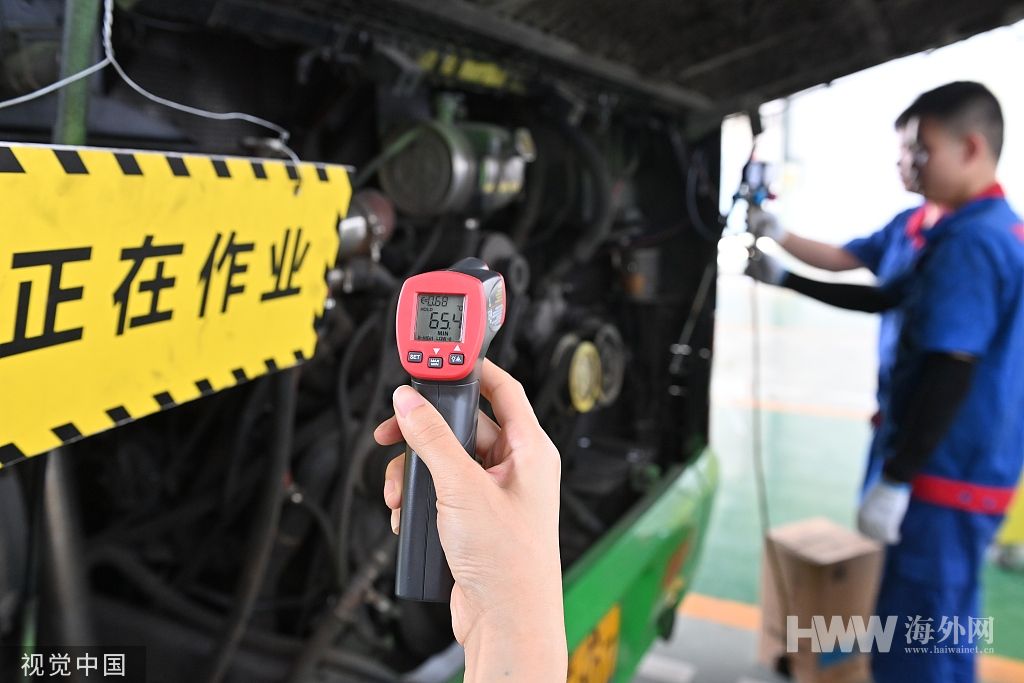 重庆：工人冒高温检修车辆 保障市民出行安全