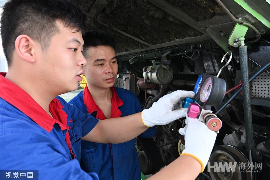 重庆：工人冒高温检修车辆 保障市民出行安全