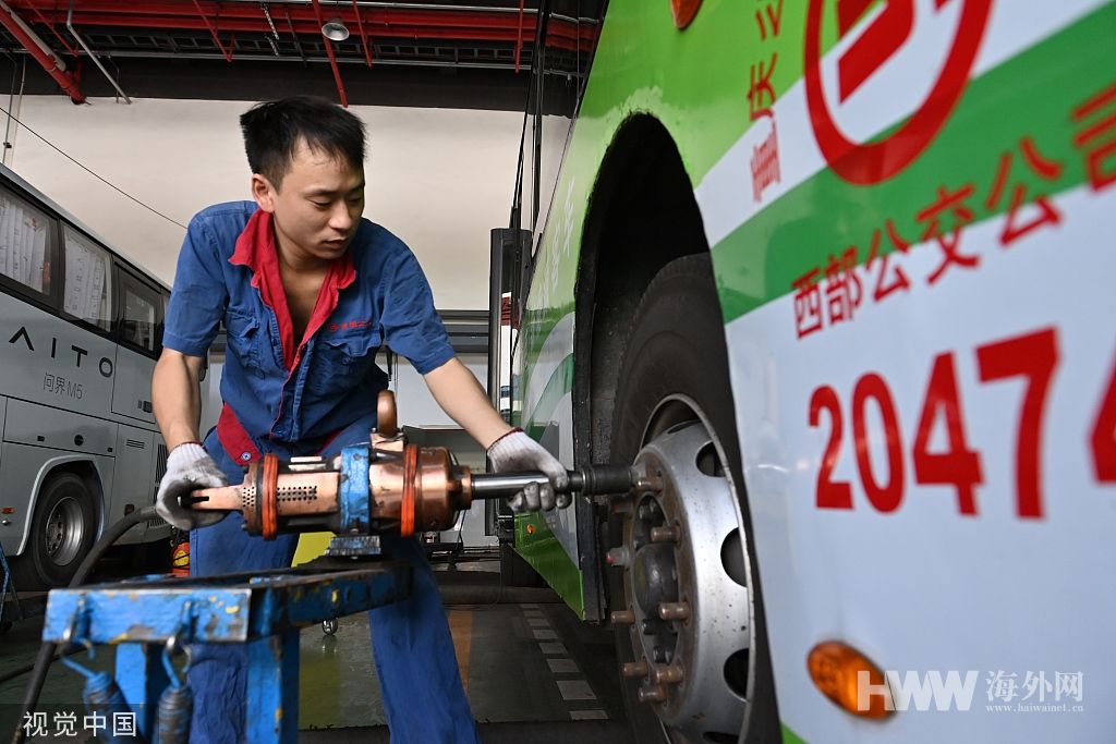 重庆：工人冒高温检修车辆 保障市民出行安全