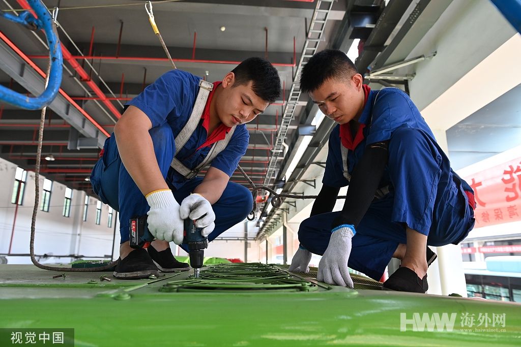 重庆：工人冒高温检修车辆 保障市民出行安全