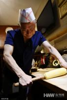 成都：川菜大师秀绝活 坐杠大刀烹金丝小面