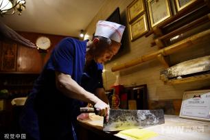 成都：川菜大师秀绝活 坐杠大刀烹金丝小面