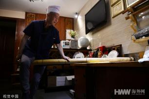 成都：川菜大师秀绝活 坐杠大刀烹金丝小面