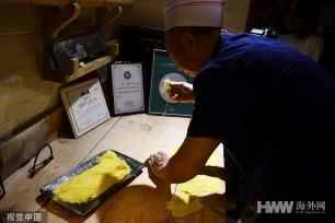 成都：川菜大师秀绝活 坐杠大刀烹金丝小面