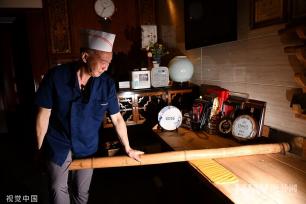 成都：川菜大师秀绝活 坐杠大刀烹金丝小面