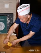 成都：川菜大师秀绝活 坐杠大刀烹金丝小面