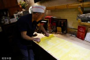 成都：川菜大师秀绝活 坐杠大刀烹金丝小面