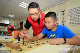 合肥：志愿者爱心课堂教书法 护航职工子女乐享暑假