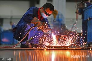 重庆：工人冒高温检修车辆 保障市民出行安全