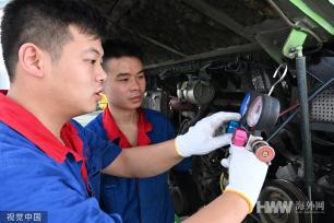 重庆：工人冒高温检修车辆 保障市民出行安全