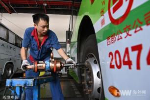 重庆：工人冒高温检修车辆 保障市民出行安全