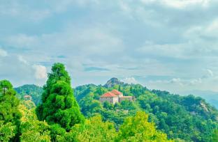 河南信阳：“醉”美鸡公山 盛夏无酷暑