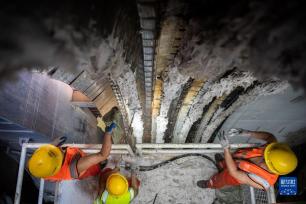 武汉：夏日施工忙