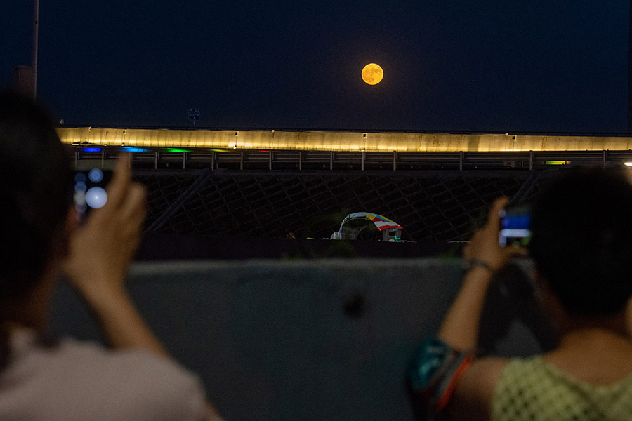 年度“最大满月”亮相夜空