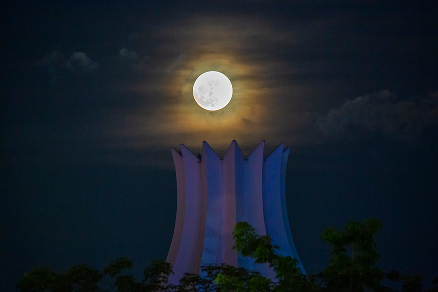 年度“最大满月”亮相夜空