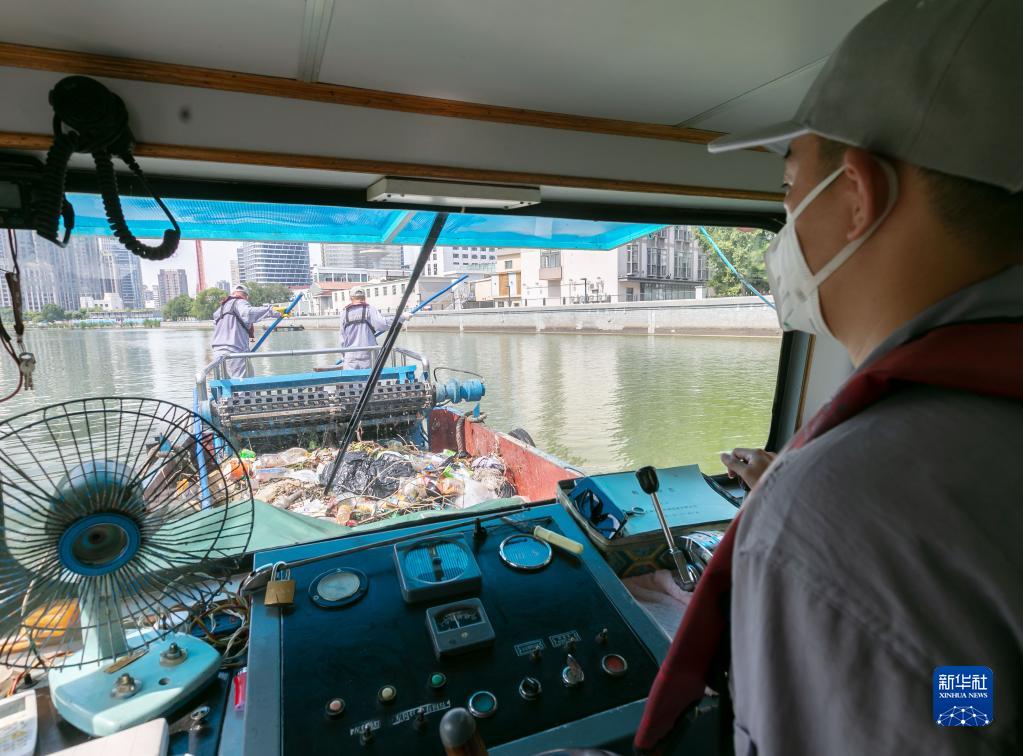 上海：呵护高温下的劳动者