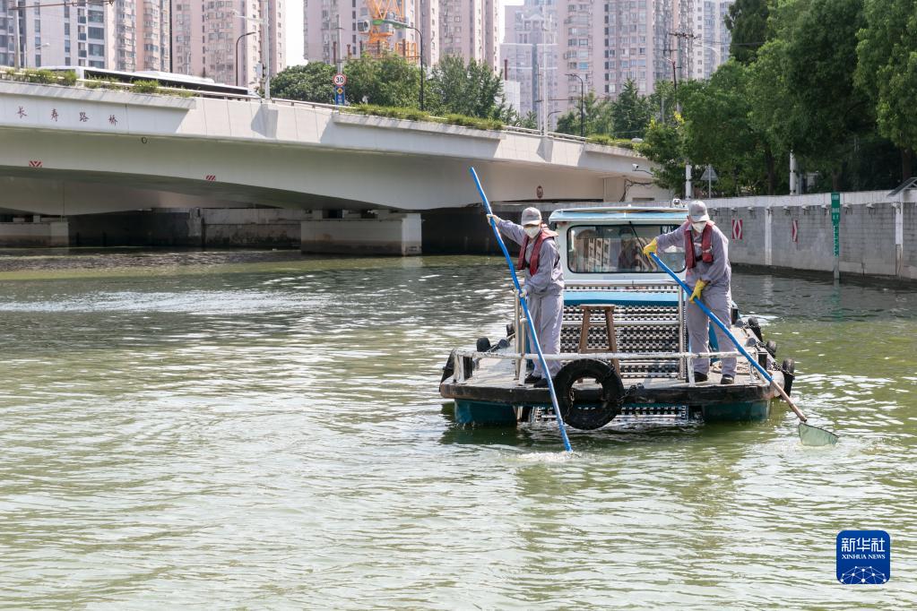 上海：呵护高温下的劳动者