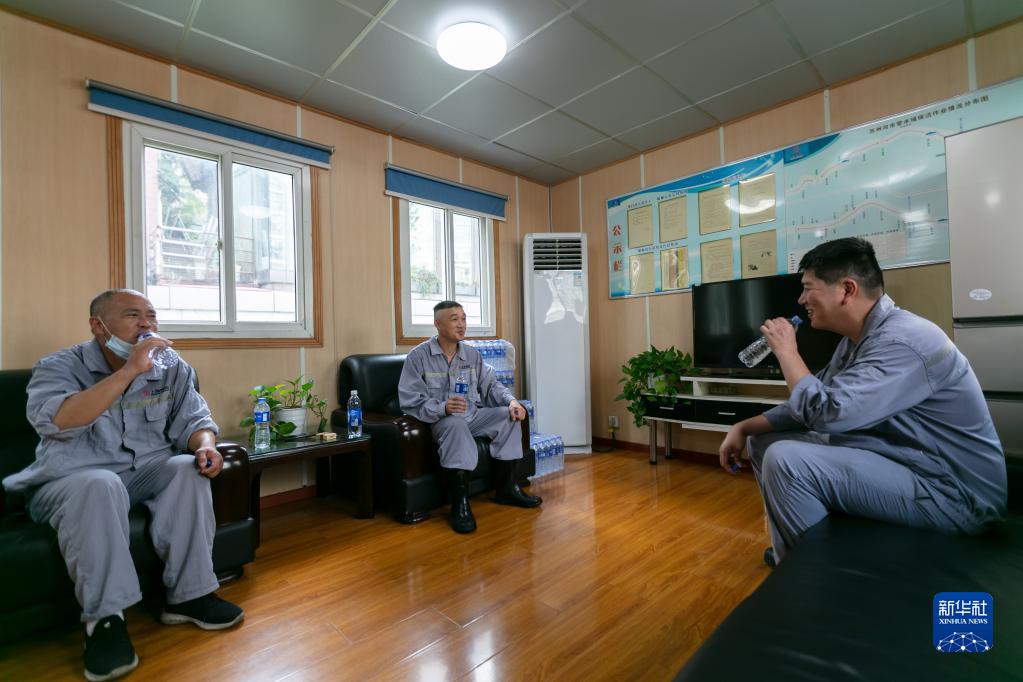 上海：呵护高温下的劳动者