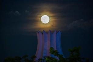 年度“最大满月”亮相夜空