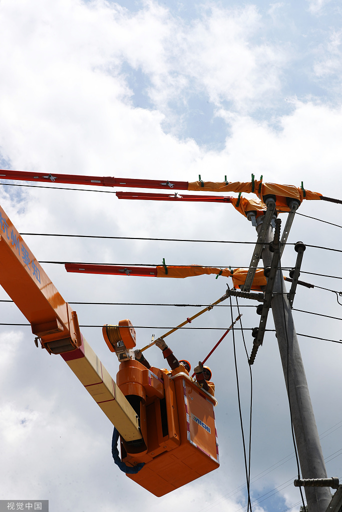 重庆：电网工人高温作业 保障居民用电