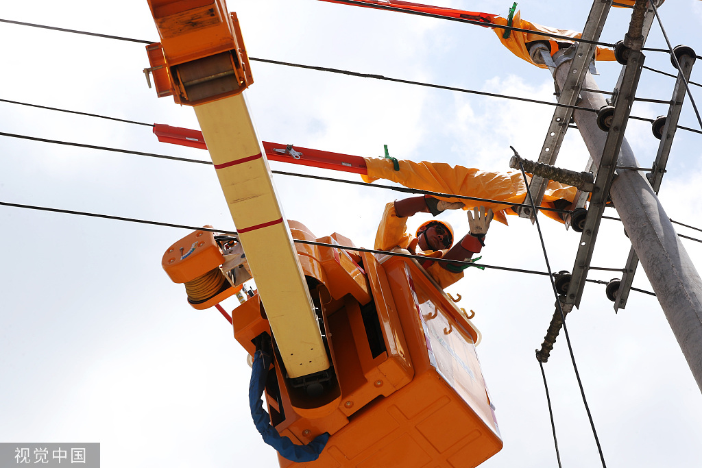 重庆：电网工人高温作业 保障居民用电