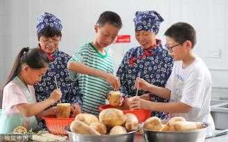 浙江德清：“荷花经济”助力乡村旅游