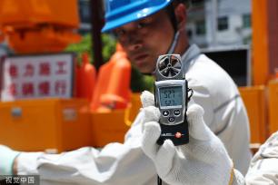 重庆：电网工人高温作业 保障居民用电