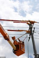 重庆：电网工人高温作业 保障居民用电