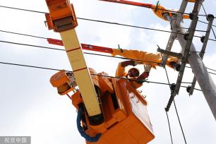 重庆：电网工人高温作业 保障居民用电