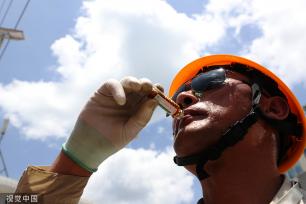 重庆：电网工人高温作业 保障居民用电