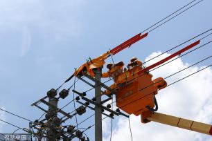 重庆：电网工人高温作业 保障居民用电