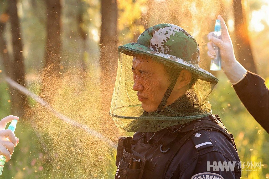 新疆阿勒泰：边境移民管理警察“全副武装”战蚊虫