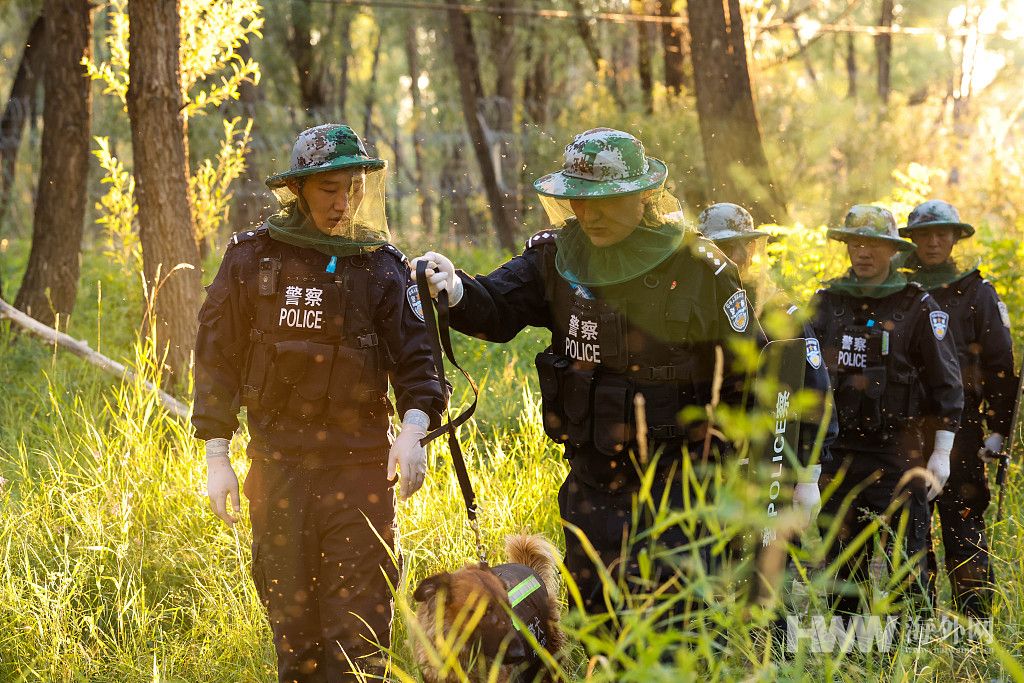 新疆阿勒泰：边境移民管理警察“全副武装”战蚊虫