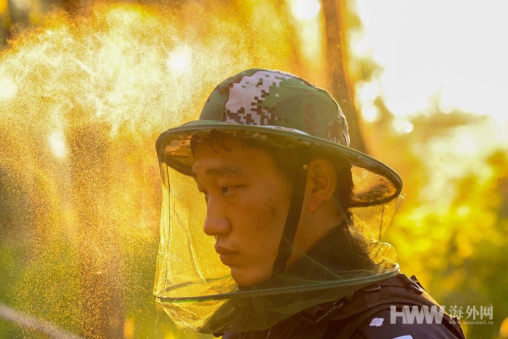 新疆阿勒泰：边境移民管理警察“全副武装”战蚊虫