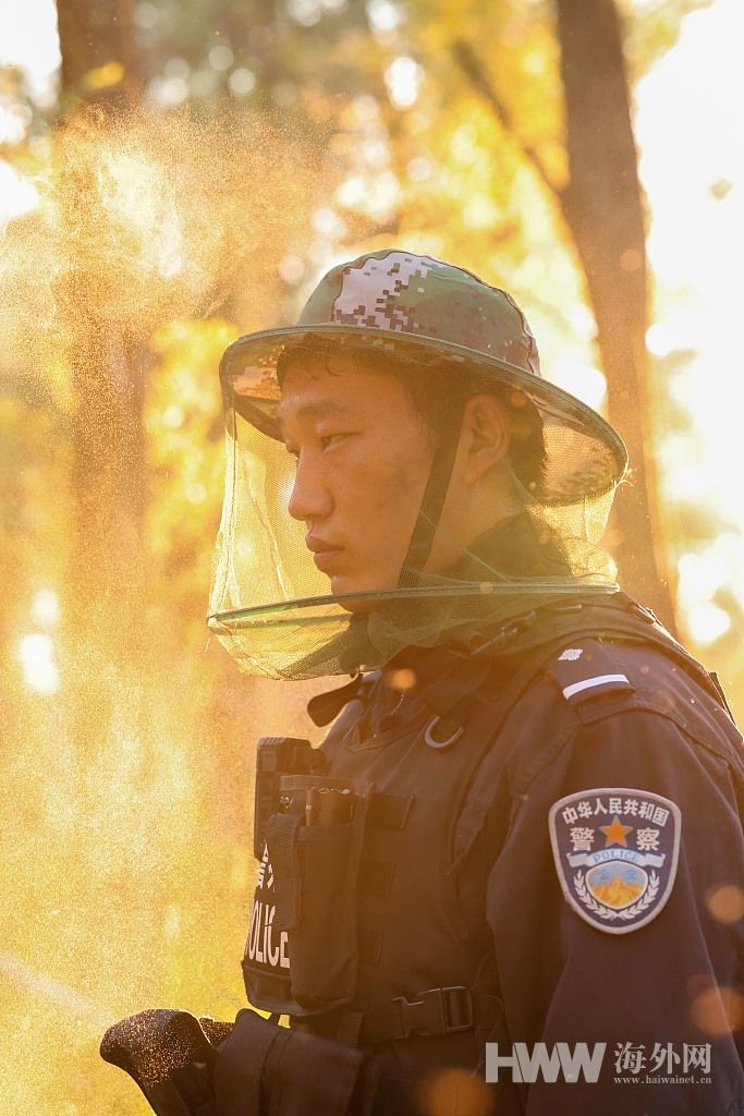 新疆阿勒泰：边境移民管理警察“全副武装”战蚊虫