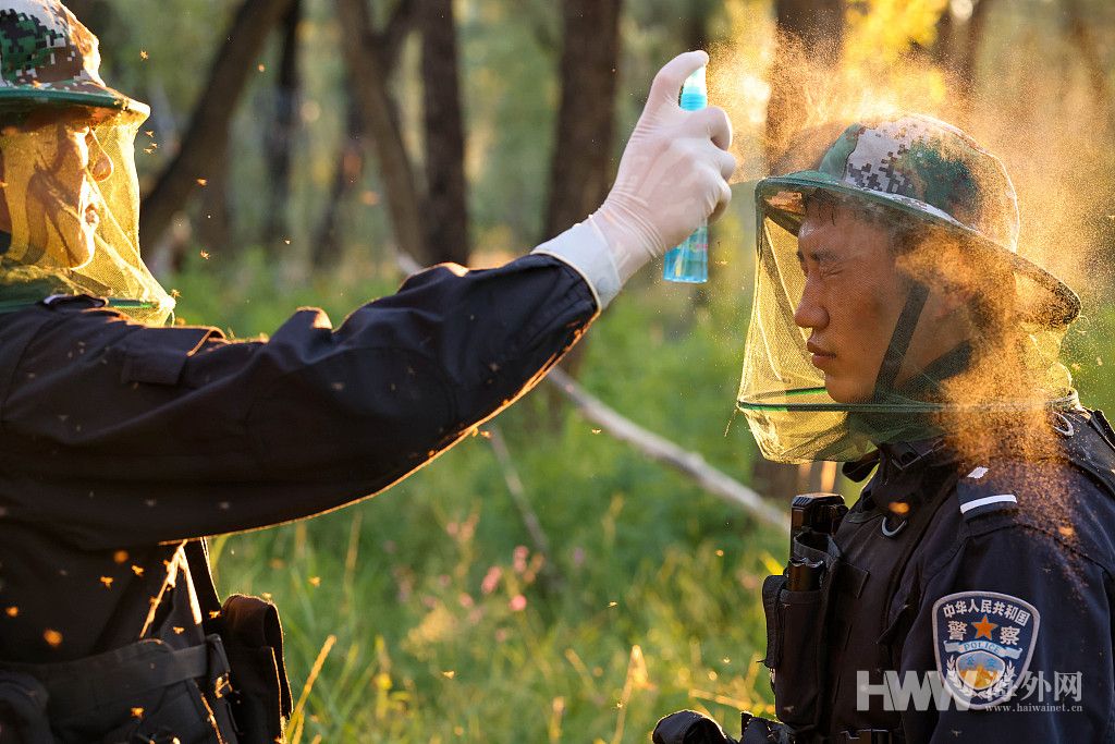 新疆阿勒泰：边境移民管理警察“全副武装”战蚊虫