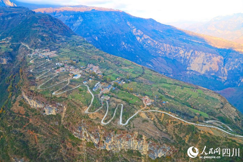 翻天覆地的大凉山乡村路