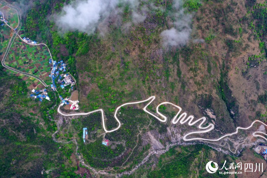 翻天覆地的大凉山乡村路