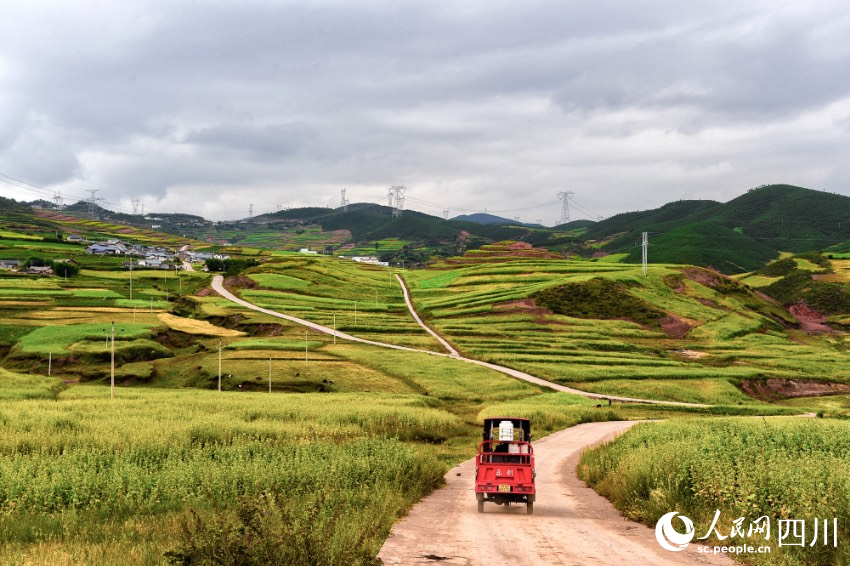 翻天覆地的大凉山乡村路