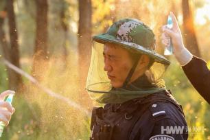 新疆阿勒泰：边境移民管理警察“全副武装”战蚊虫