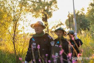 新疆阿勒泰：边境移民管理警察“全副武装”战蚊虫