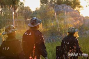 新疆阿勒泰：边境移民管理警察“全副武装”战蚊虫