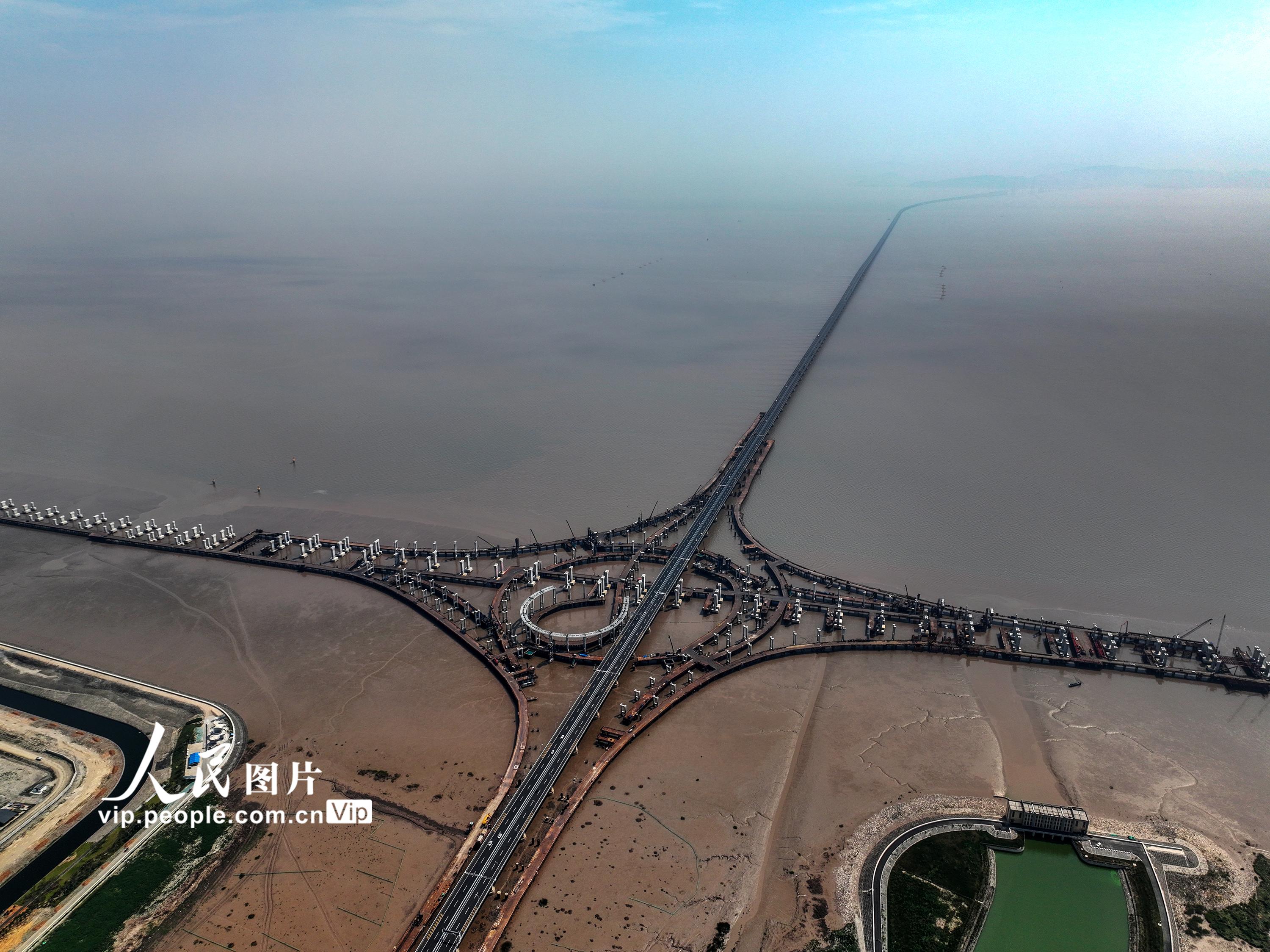 浙江宁波：亚洲最大海上互通开始匝道架梁