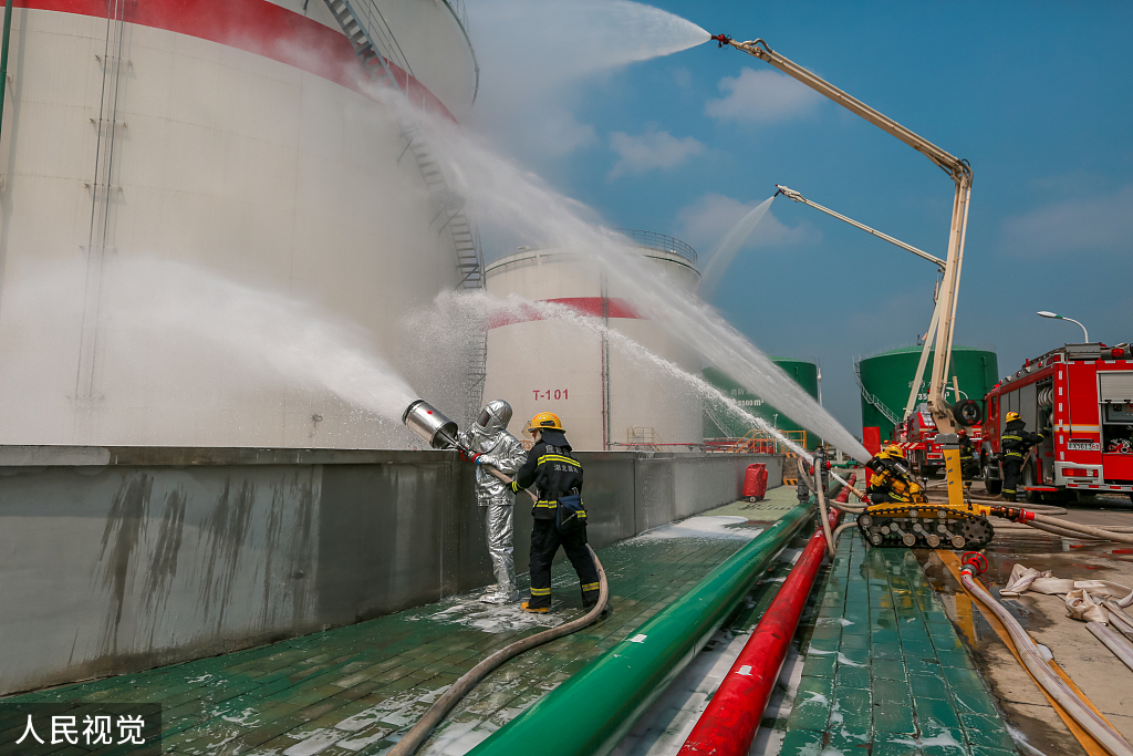 湖北襄阳：消防支队进行油库灭火救援演练