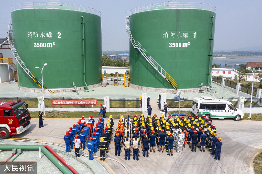 湖北襄阳：消防支队进行油库灭火救援演练